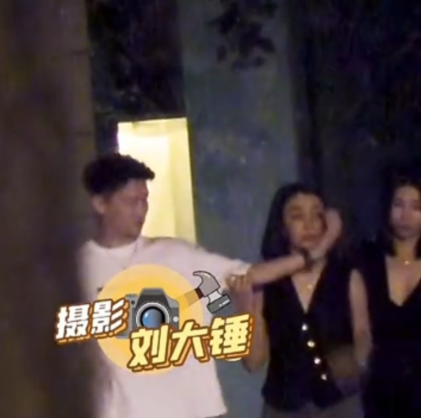 Nam diễn viên Hoa ngữ bị nghi thực hiện hành vi bắt ép và cưỡng bức một cô gái trên xe - Ảnh 1.