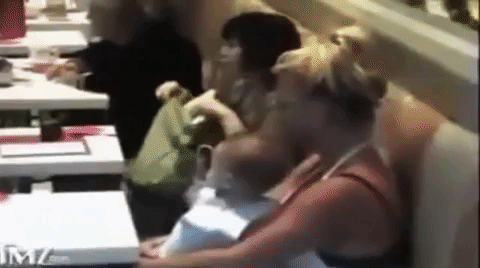 Xót xa giây phút Britney Spears bất lực vừa khóc vừa ôm con trốn trong nhà hàng khi bị truyền thông bủa vây - Ảnh 1.