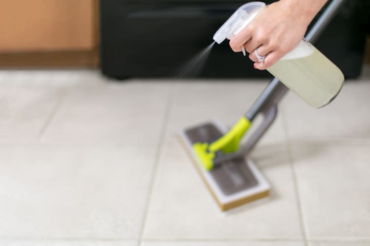 Bật mí cách siêu tiện lợi làm sạch sàn nhà nhanh chóng, hiệu quả bằng giấm - Ảnh 1.