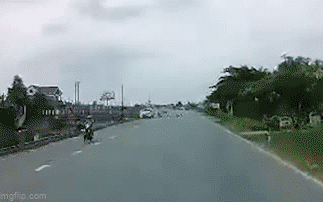 Khoảnh khắc xe tuần tra CSGT đâm trúng nữ sinh đi xe đạp điện