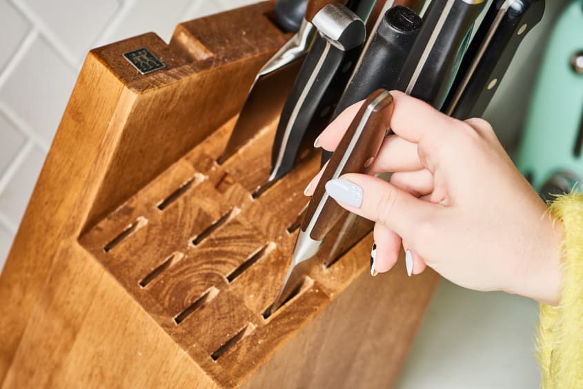 Cách siêu đơn giản giúp giá cắm dao bằng gỗ sạch bong bất ngờ - Ảnh 2.
