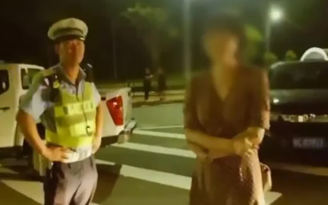 Bị tình nghi lái xe khi say rượu, người đàn ông nói nhỏ với cảnh sát một câu rồi bỏ chạy, bạn gái "chết sững" và quyết định chia tay