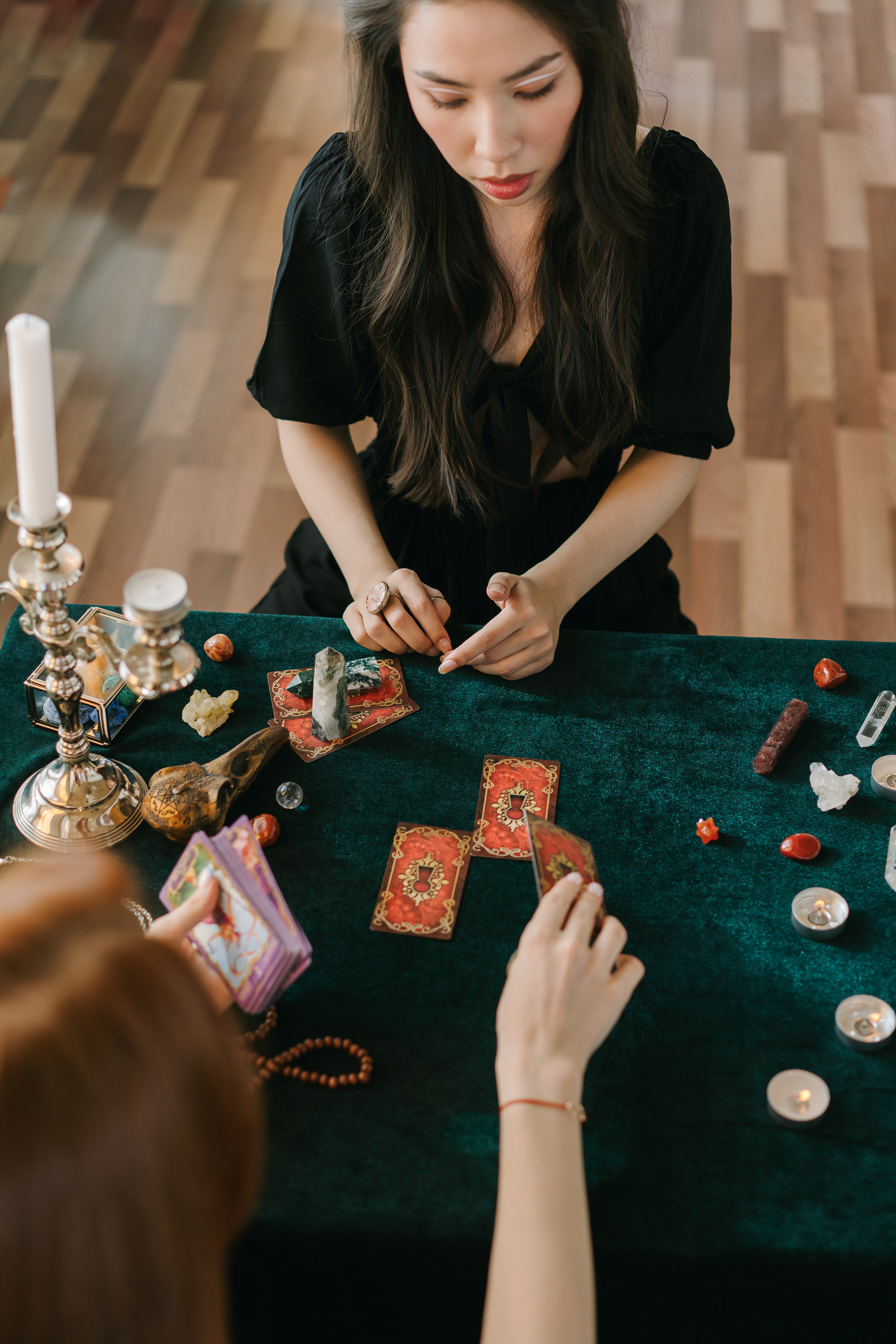 Nhiều người sáng làm văn phòng, tối về trải bài Tarot kiếm hơn 20 triệu/tháng, dịch tới thì có hẳn app riêng ngồi tại nhà tính tiền theo từng phút