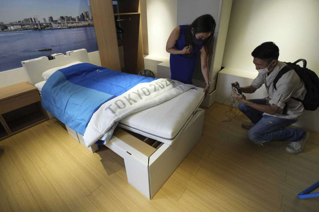 Nhật Bản lắp giường giấy ngăn vận động viên Olympic &quot;mây mưa&quot; - Ảnh 2.