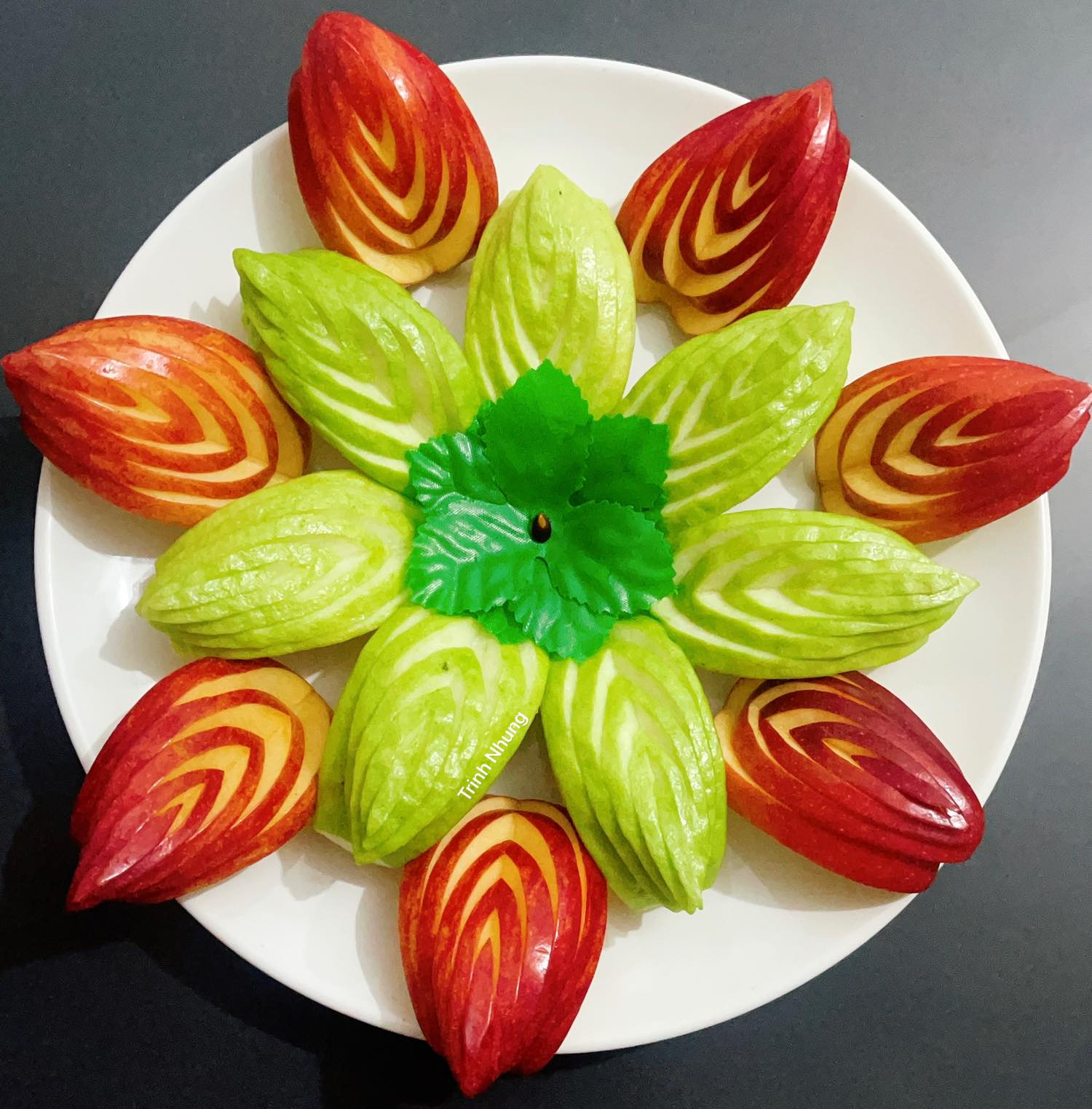 Tỉa rau củ quả: Không chỉ có trái cây mà những loại rau củ quả cũng có thể trở thành tác phẩm nghệ thuật đẹp mắt, chúng khiến cho bữa ăn trở nên đầy màu sắc, hấp dẫn hơn bao giờ hết.