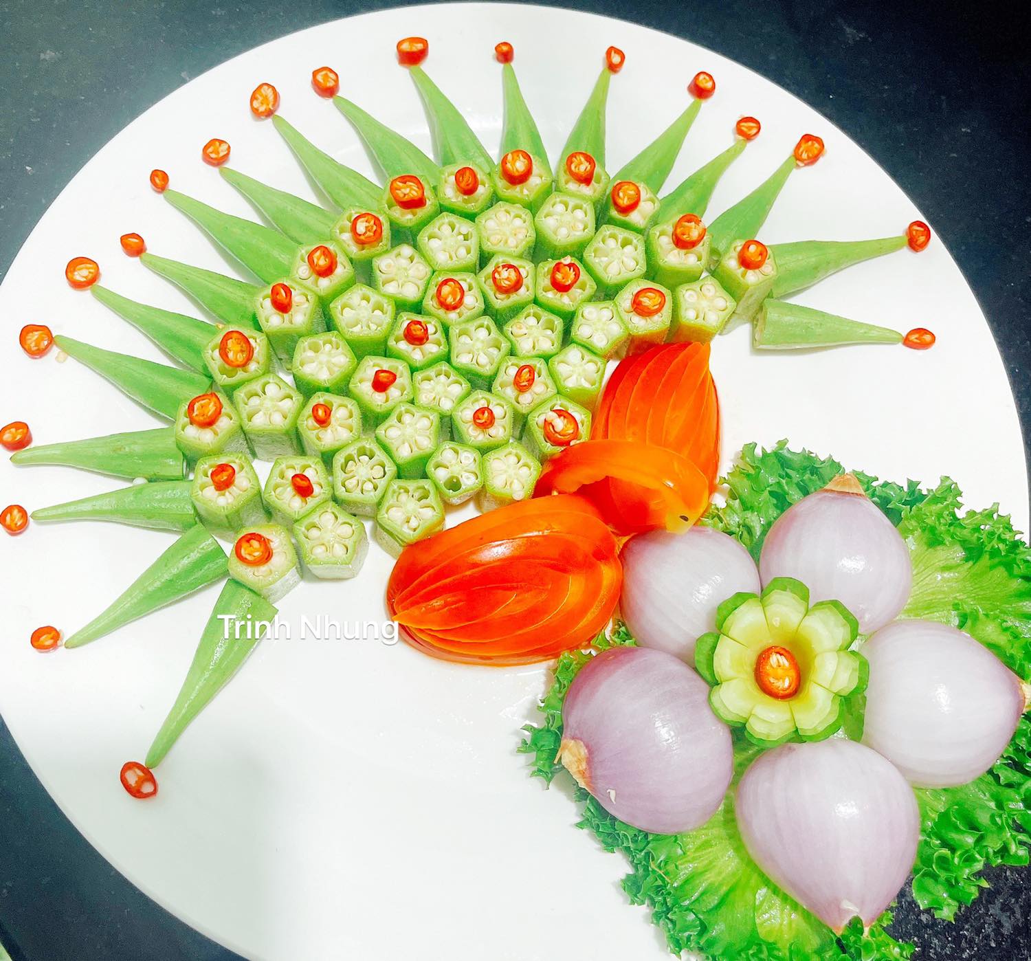 Tỉa hoa quả đẹp: Hãy thưởng thức hình ảnh những hoa quả được tỉa tinh tế, đẹp mắt, tạo nên một bữa ăn đầy màu sắc và vị trí cực kì tuyệt vời cho các dịp lễ tết hoặc tiệc sinh nhật.