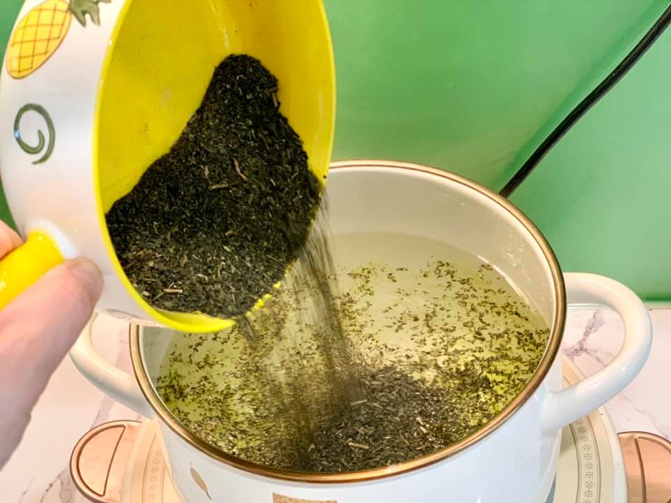 Đừng l&agrave;m tr&agrave; Th&aacute;i bằng g&oacute;i pha sẵn nữa, thử c&ocirc;ng thức n&agrave;y xem vừa thơm vừa ngon, trời n&oacute;ng ai uống 1 cũng muốn uống 2! - Ảnh 3.