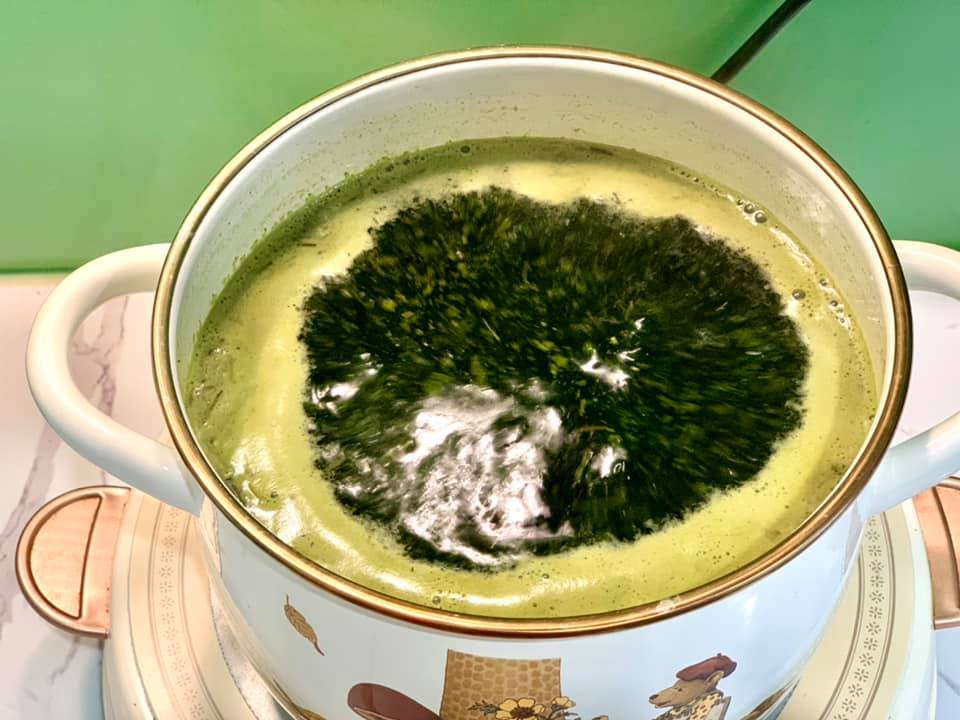 Đừng l&agrave;m tr&agrave; Th&aacute;i bằng g&oacute;i pha sẵn nữa, thử c&ocirc;ng thức n&agrave;y xem vừa thơm vừa ngon, trời n&oacute;ng ai uống 1 cũng muốn uống 2! - Ảnh 5.