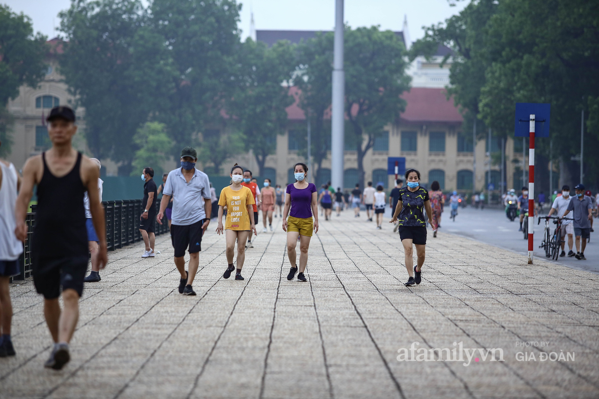 Người Hà Nội dậy từ sớm đi tập thể dục sau nhiều ngày phải thực hiện giãn cách - Ảnh 1.