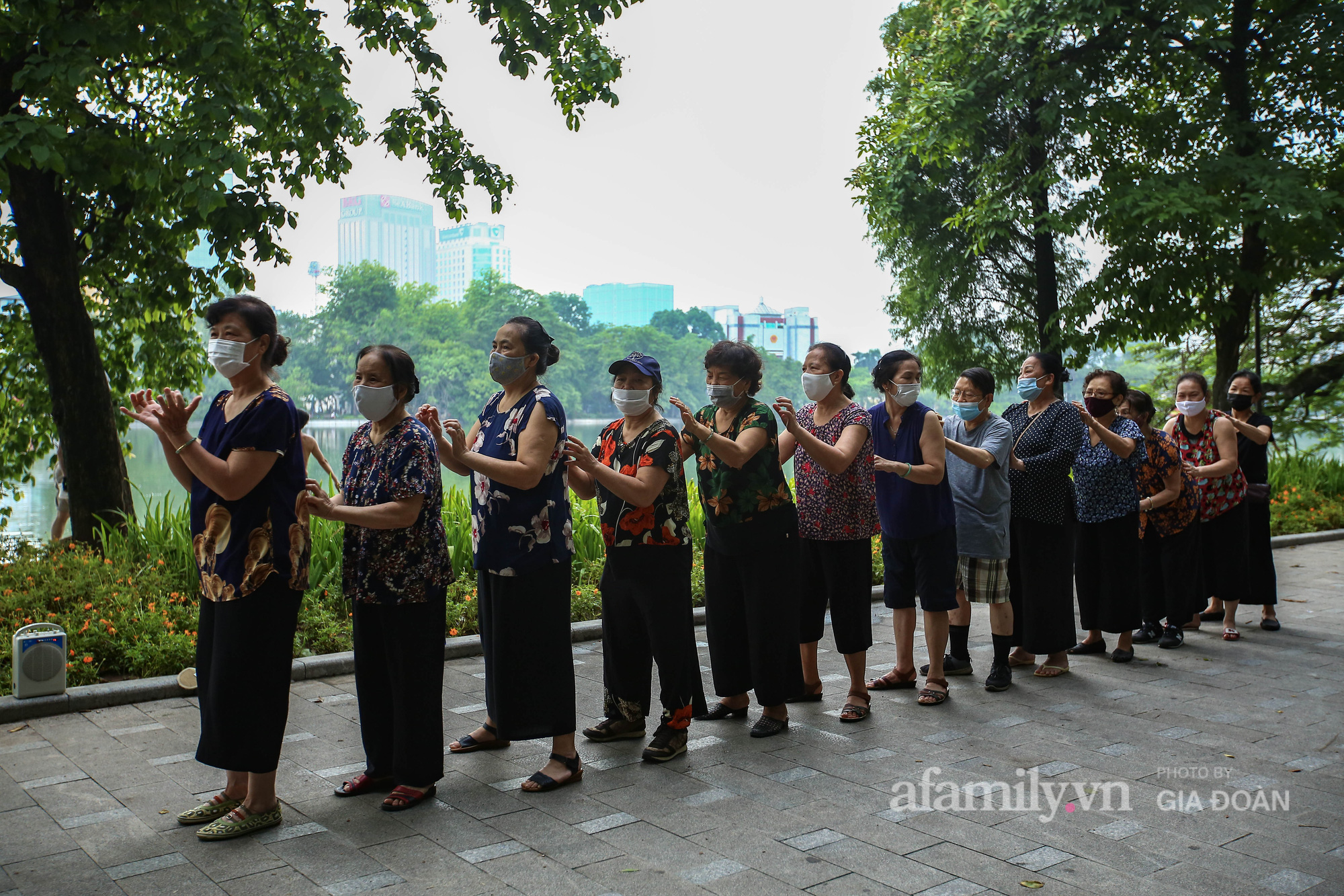 Người Hà Nội dậy từ sớm đi tập thể dục sau nhiều ngày phải thực hiện giãn cách - Ảnh 17.