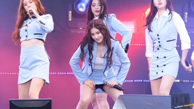 Nancy (MOMOLAND) để lộ quần bảo hộ trên sân khấu vì diện váy quá ngắn, bị netizen Hàn chửi bới? - Ảnh 7.