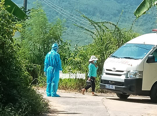 Phú Yên: Tìm thấy người phụ nữ dương tính với SARS-CoV-2 trốn sau vườn nhà - Ảnh 1.