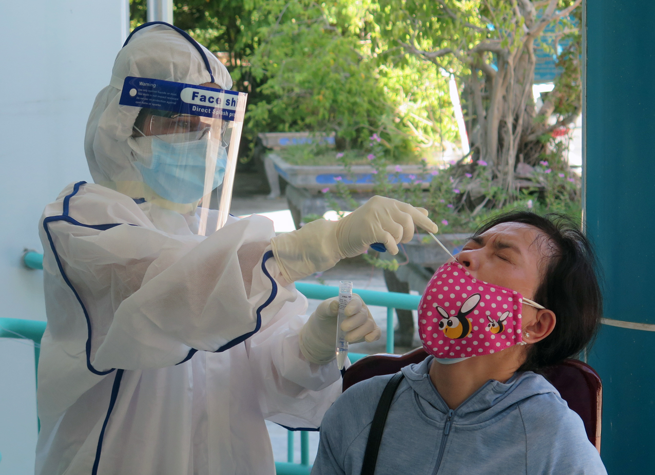Phú Yên: Tìm thấy người phụ nữ dương tính với SARS-CoV-2 trốn sau vườn nhà - Ảnh 3.