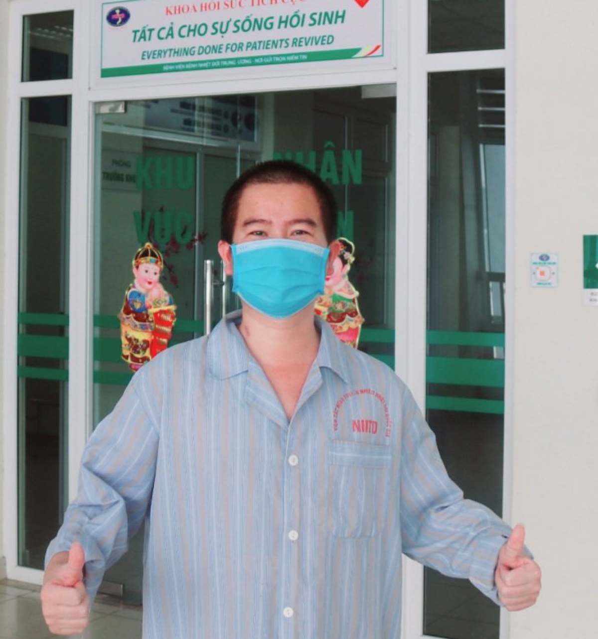 Bệnh nhân Covid-19 từng được can thiệp ECMO xuất viện - Ảnh 2. Bệnh nhân Covid-19 từng được can thiệp ECMO xuất viện - Ảnh 2.