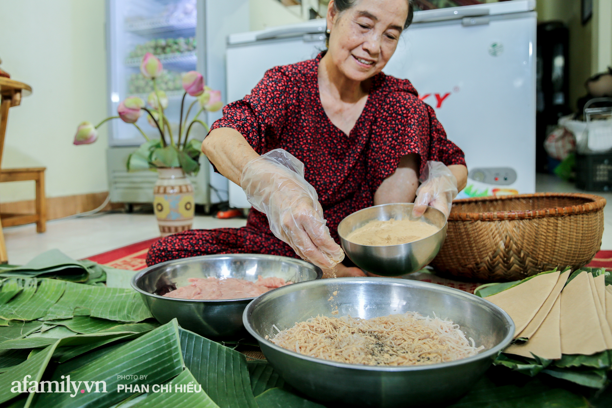 Ai ngờ diễn viên Ngọc Tản trong phim &quot;Mùa hoa tìm lại&quot; sở hữu thương hiệu giò chả, nem chua nức tiếng chốn kinh kỳ, đích thân gói từng chiếc để giữ nghề của gia đình chồng - Ảnh 2.