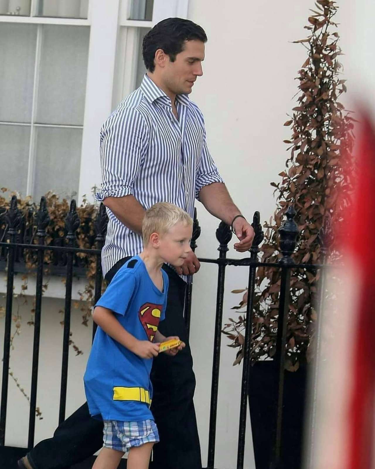 Being punished for claiming to be Superman's nephew, the 7-year-old boy brought Superman to prove his innocence, much to the teacher's surprise - Photo 2.