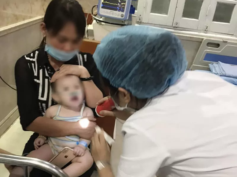 Cấp cứu kịp thời bé 6 tháng tuổi bị hóc xúc xích - Ảnh 1.