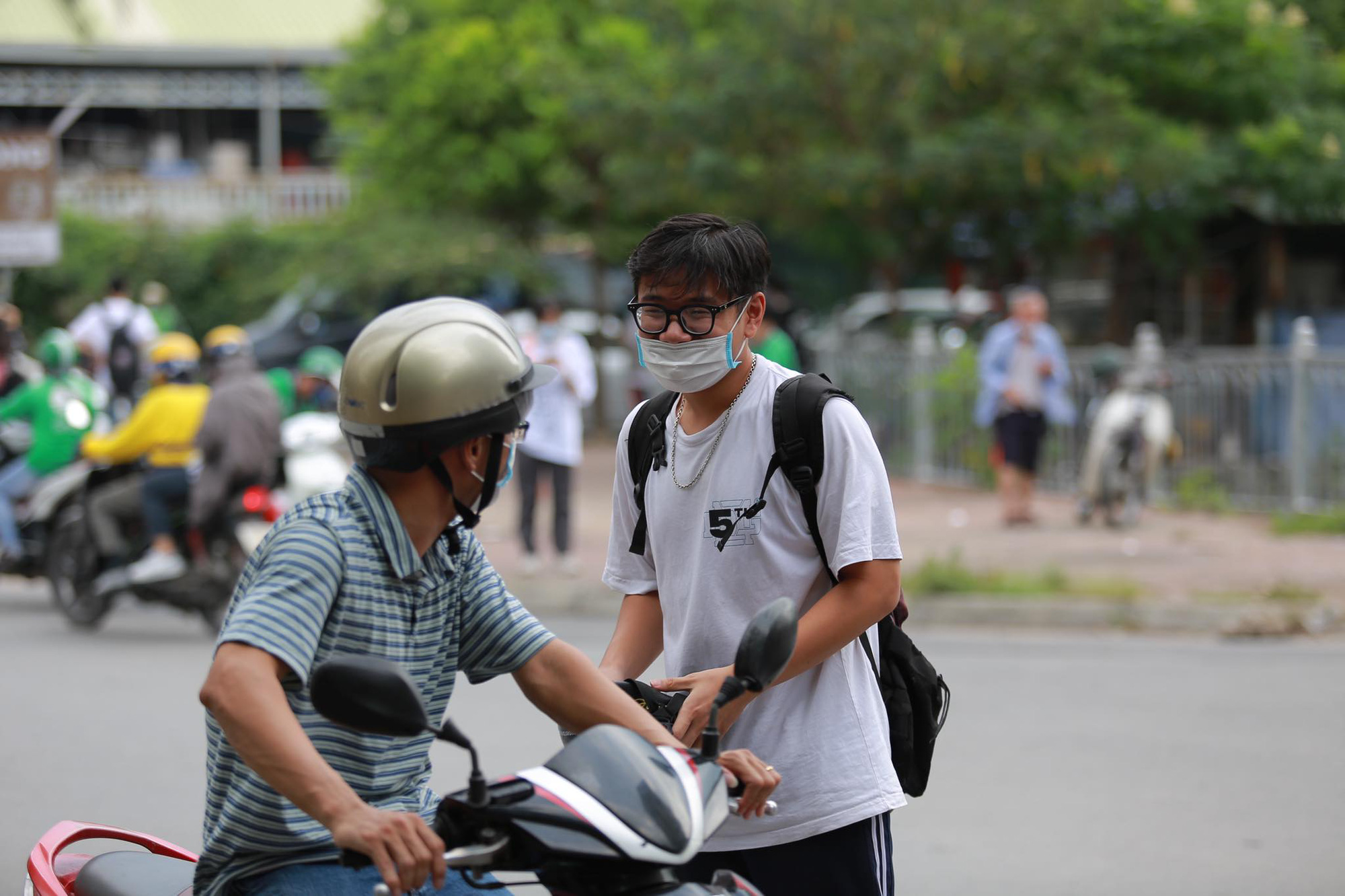 Sát &quot;giờ G&quot; thi tốt nghiệp THPT, nhiều phụ huynh TP. HCM vẫn ngóng thông báo dời ngày thi vì &quot;sức khỏe con quan trọng hơn một tấm bằng&quot; - Ảnh 1.