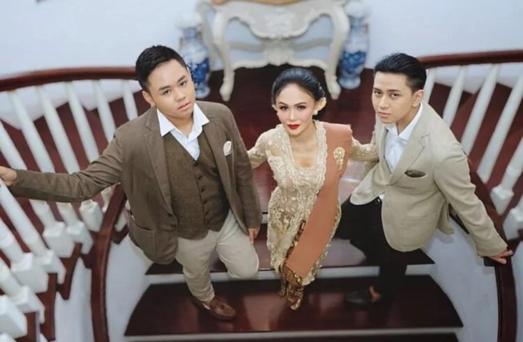 Một nữ ca sĩ 49 tuổi gây tranh cãi khi thản nhiên rủ hai con trai cùng xem phim khiêu dâm - Ảnh 1. Sốc: Nữ ca sĩ thản nhiên kể chuyện rủ 2 con trai xem phim sex, còn hỏi 1 câu khiến 2 cậu thanh niên ngại đỏ mặt - Ảnh 2.