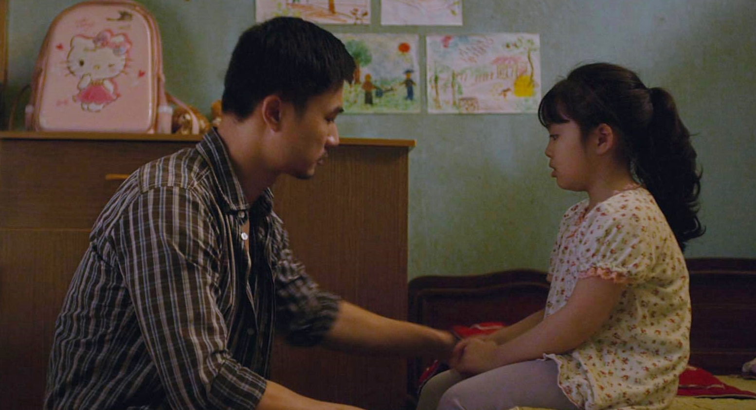 Mùa hoa tìm lại tập 5: Lệ bị chú thím ném cà chua thối, Đồng ra tay bảo vệ cực đáng yêu - Ảnh 3. mùa hoa tìm lại tập 5