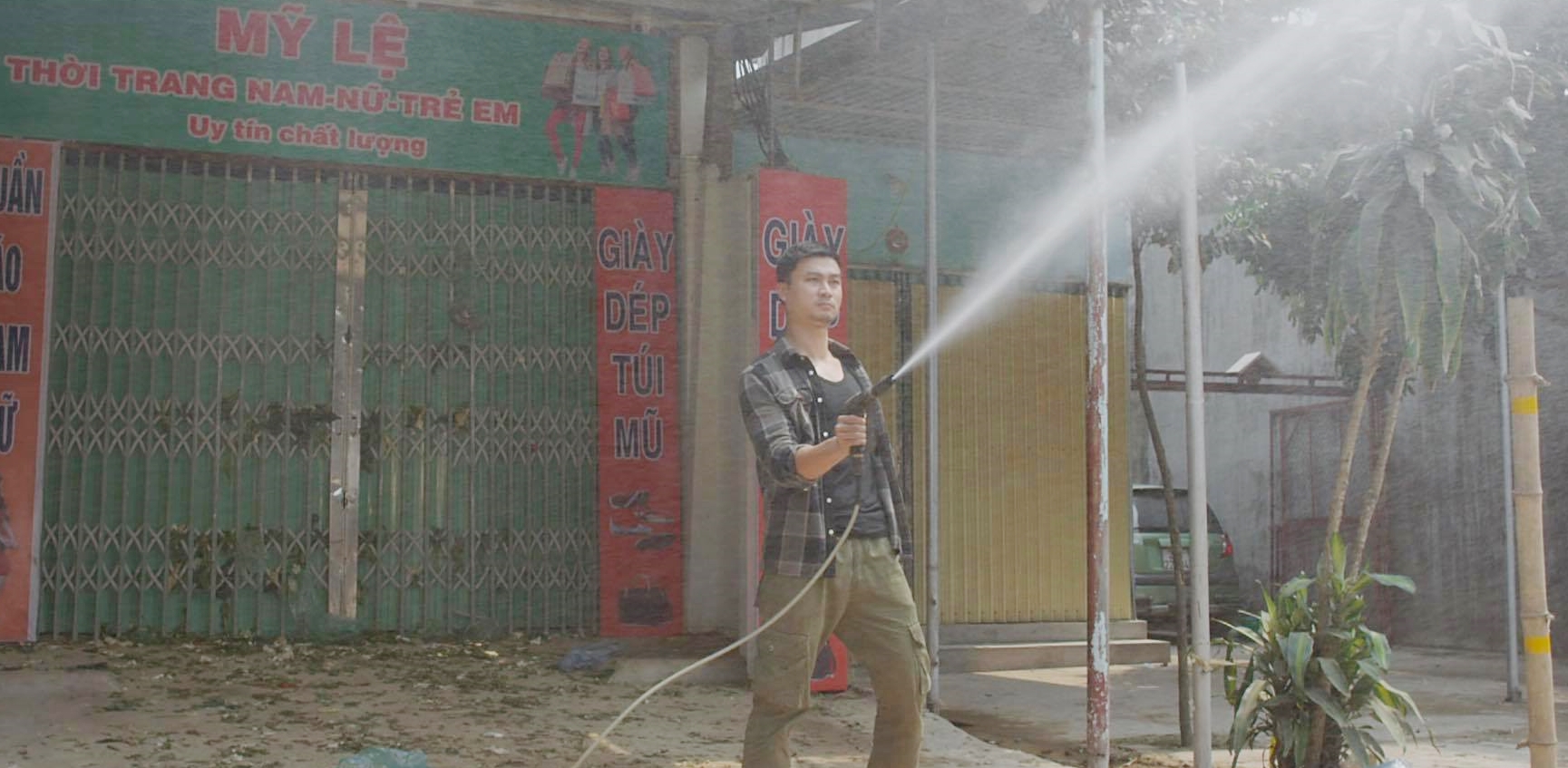 Mùa hoa tìm lại tập 5: Lệ bị chú thím ném cà chua thối, Đồng ra tay bảo vệ cực đáng yêu - Ảnh 4. mùa hoa tìm lại tập 5