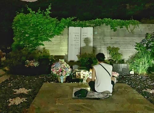 Kỷ niệm 11 năm ngày mất của tài tử &quot;Bản Tình Ca Mùa Đông&quot;, So Ji Sub lặng lẽ tới mộ bạn thân giữa đêm - Ảnh 3.