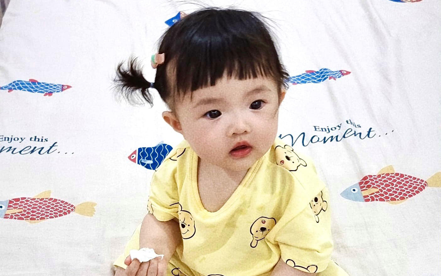 Biểu cảm ngơ ngác của con gái Đông Nhi khi bị mẹ "bất thình lình" cắt cho kiểu tóc ngố