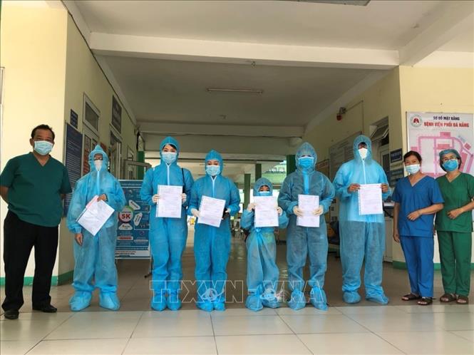 Th&ecirc;m 6 bệnh nh&acirc;n mắc COVID-19 ở Đ&agrave; Nẵng được xuất viện - Ảnh 1.