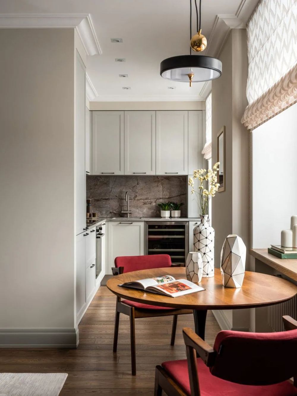 Với sự kết hợp hoàn hảo giữa chất liệu và màu sắc, thiết kế bếp 4-5m² của chúng tôi sẽ giúp căn bếp trở nên vô cùng đẳng cấp và tiện nghi. Gương mặt mới của căn bếp của bạn sẽ sáng bóng và tinh tế hoàn toàn không giống bất kỳ căn bếp nào khác.