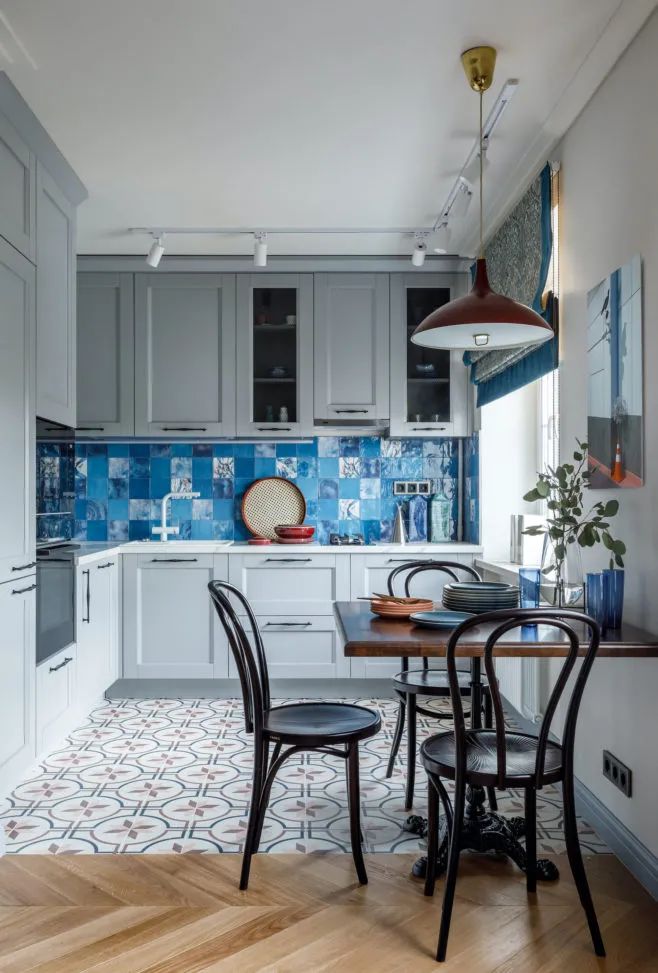 Với thiết kế phòng bếp 4-5m², những căn hộ nhỏ hẹp cũng có thể trở thành một không gian nấu nướng hiện đại và tiện nghi. Bạn đừng lo lắng vì không gian chật hẹp, nhiều ý tưởng sáng tạo và bố trí thông minh sẽ giúp bạn sở hữu một phòng bếp đẹp, tiện lợi và đầy đủ tiện ích nhé.