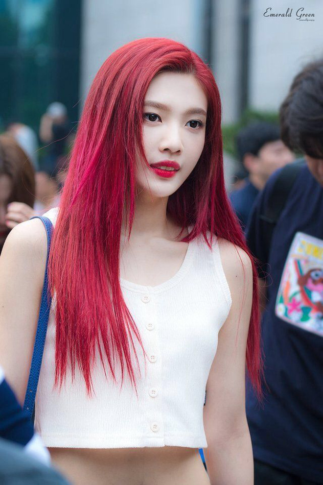 Idol Hàn nhuộm tóc đỏ đẹp nức nở nhưng có một sự cố khiến fan hú hồn!