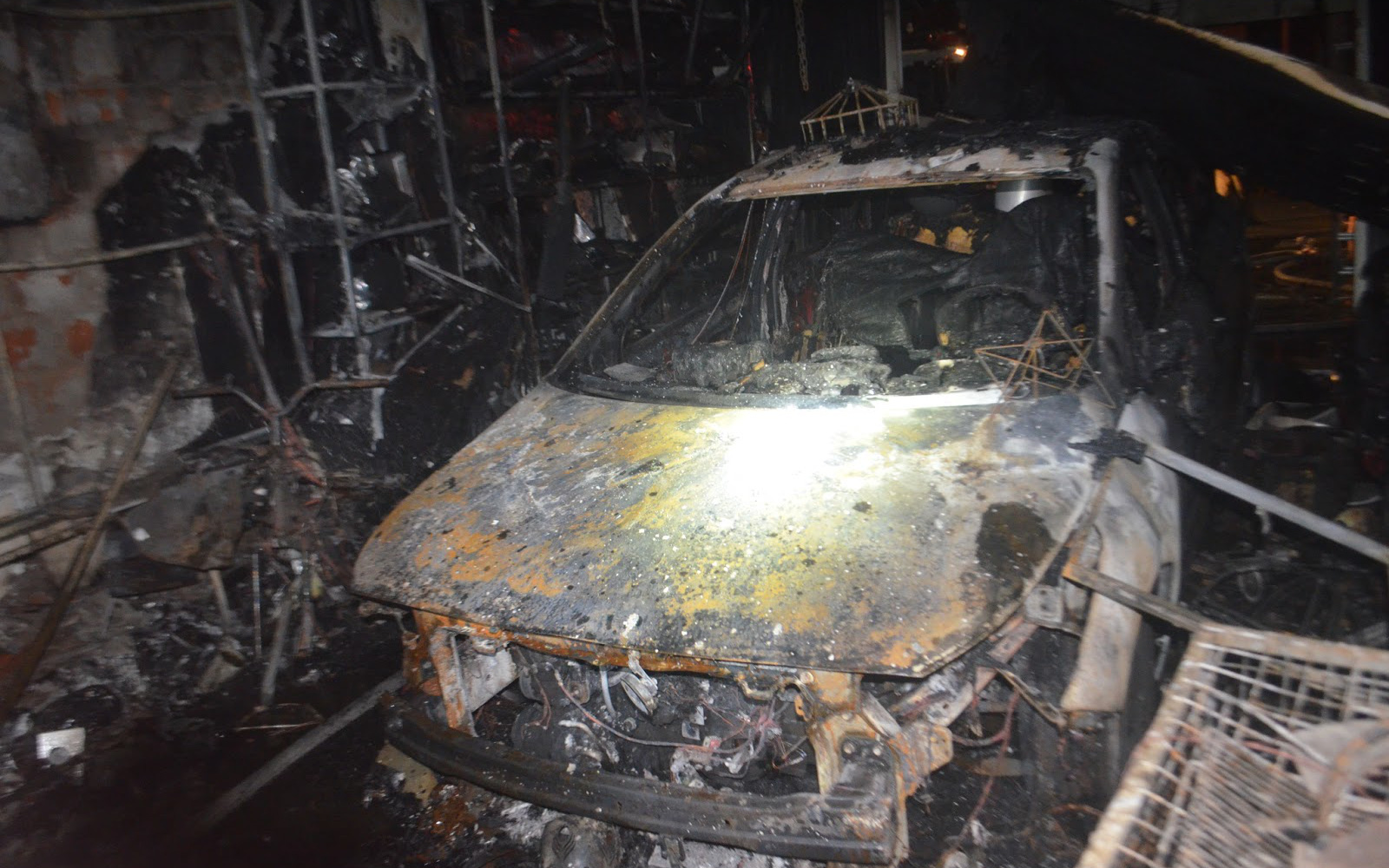 Xót xa cuộc điện thoại cuối cùng của người vợ trong vụ cháy nhà 4 người tử vong ở Quảng Ngãi: "Ba ơi, cháy rồi, qua cứu chúng con với!"