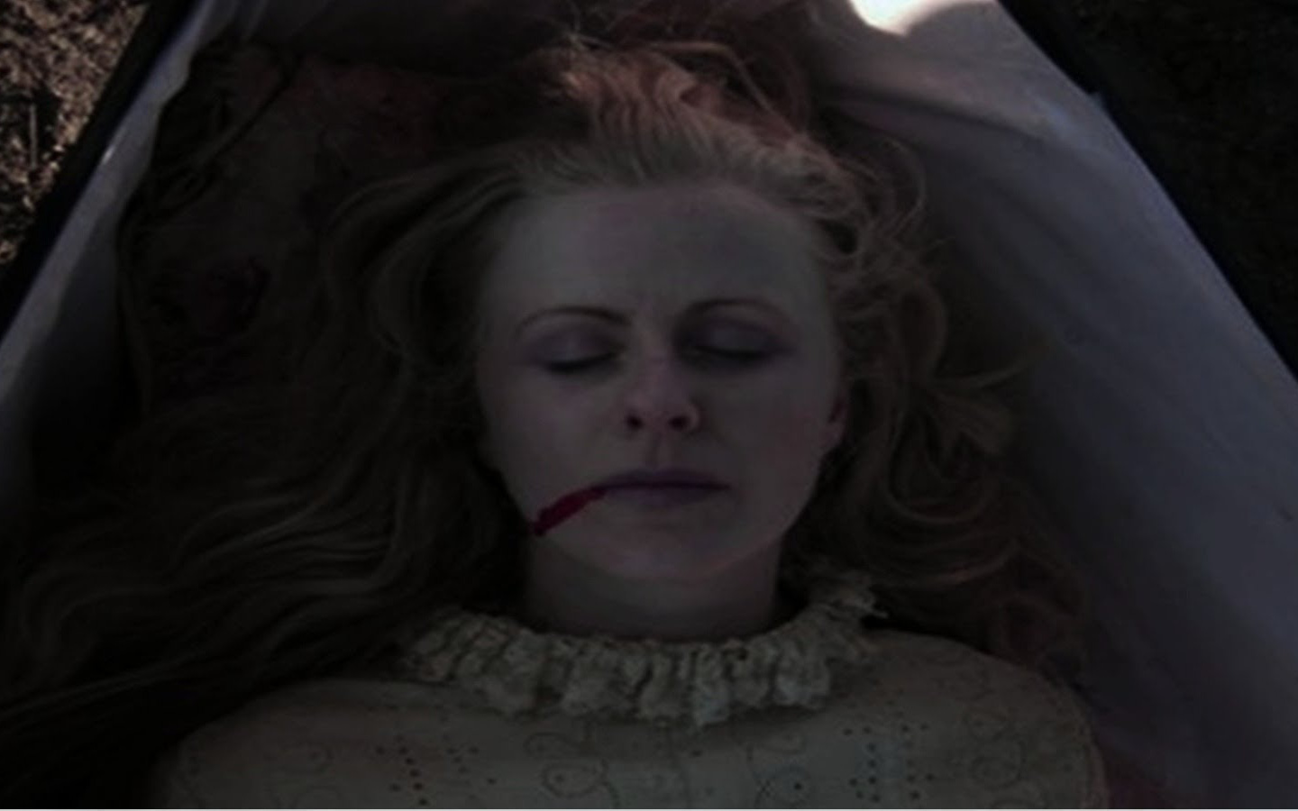 Thi thể thiếu nữ đã chết 2 tháng vẫn đầy máu, tóc cùng móng tay vẫn mọc dài ra, hiện tượng kỳ lạ về "ma cà rồng" khiến khoa học đau đầu