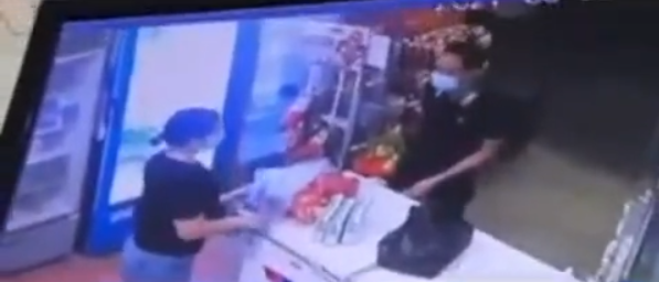 Camera ghi lại khoảnh khắc nam F0 trèo tường, trốn khỏi khu cách ly mua đồ ăn cho nhóm bạn gái ở Bắc Giang - Ảnh 1.