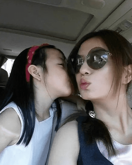 Triệu Vy bị ghét vì lùm xùm lừa đảo nhưng con gái lại được yêu quý: Vì 1 hành động mà dân tình dự đoán sẽ thành công dân tốt - Ảnh 2.