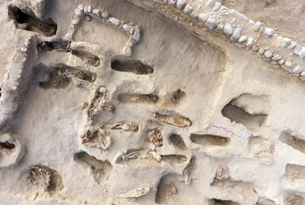 Phát hiện mộ tập thể chứa hài cốt 227 em bé vẫn còn nguyên da và tóc, tất cả bị chôn sống vì nghi lễ hiến tế rùng rợn khủng khiếp - Ảnh 2.