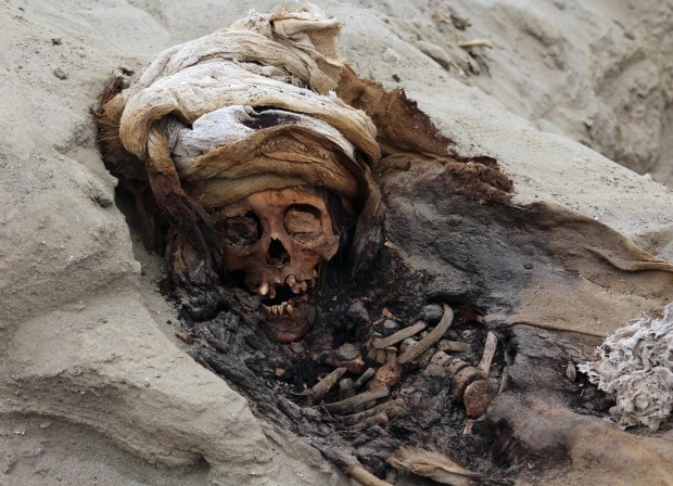 Phát hiện mộ tập thể chứa hài cốt 227 em bé vẫn còn nguyên da và tóc, tất cả bị chôn sống vì nghi lễ hiến tế rùng rợn khủng khiếp - Ảnh 4.