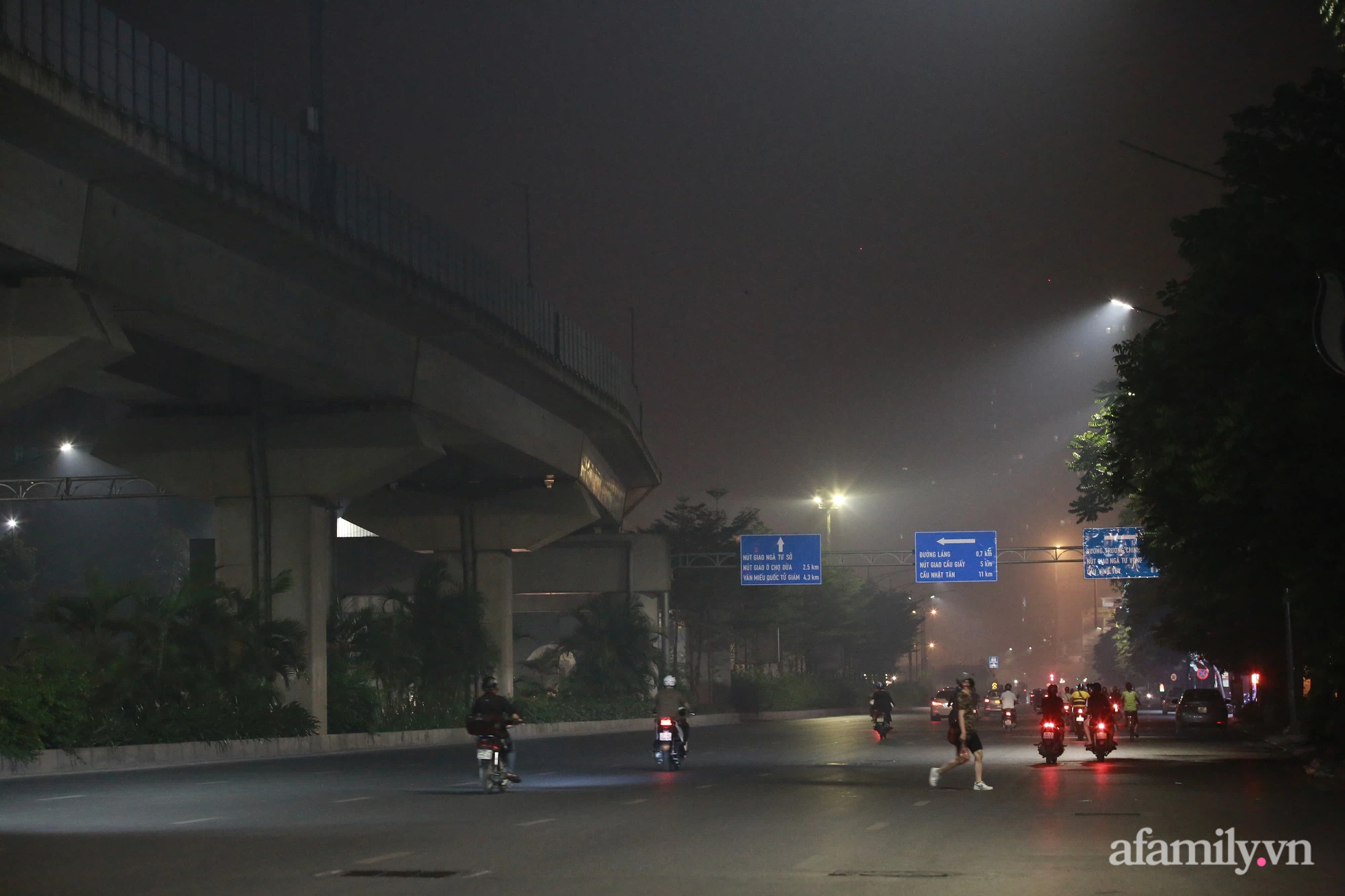 Dù là trong sương mù hay trong những ngày mù mịt, Hà Nội vẫn có những giây phút khó tả đẹp vô cùng. Hình ảnh đường phố bị che giấu bởi, những ánh đèn lung linh, bạn sẽ cảm nhận được sự lãng mạn và cuốn hút của thủ đô nơi đây.