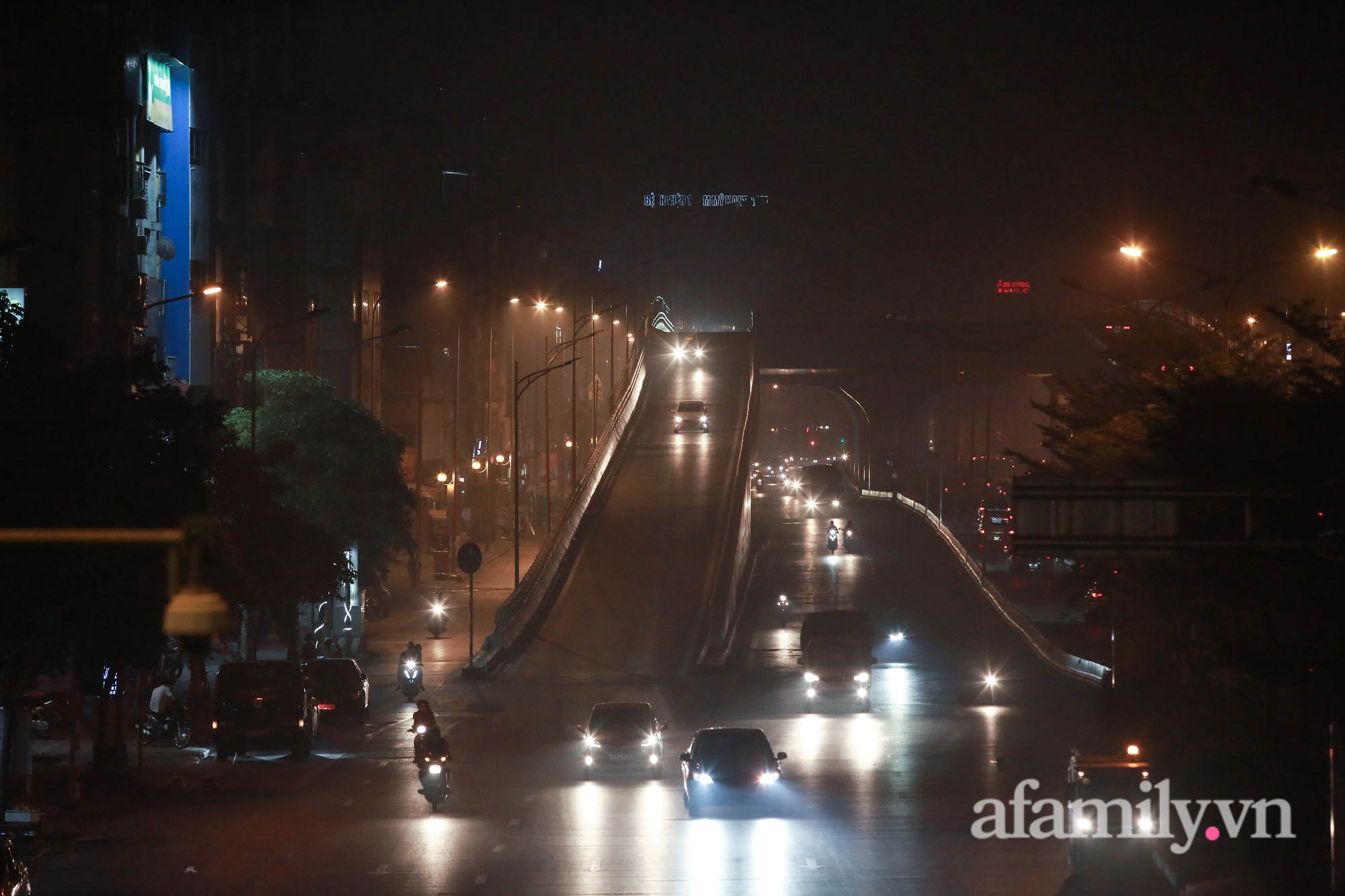 Bầu trời Hà Nội mù mịt giữa đêm khuya  - Ảnh 4.