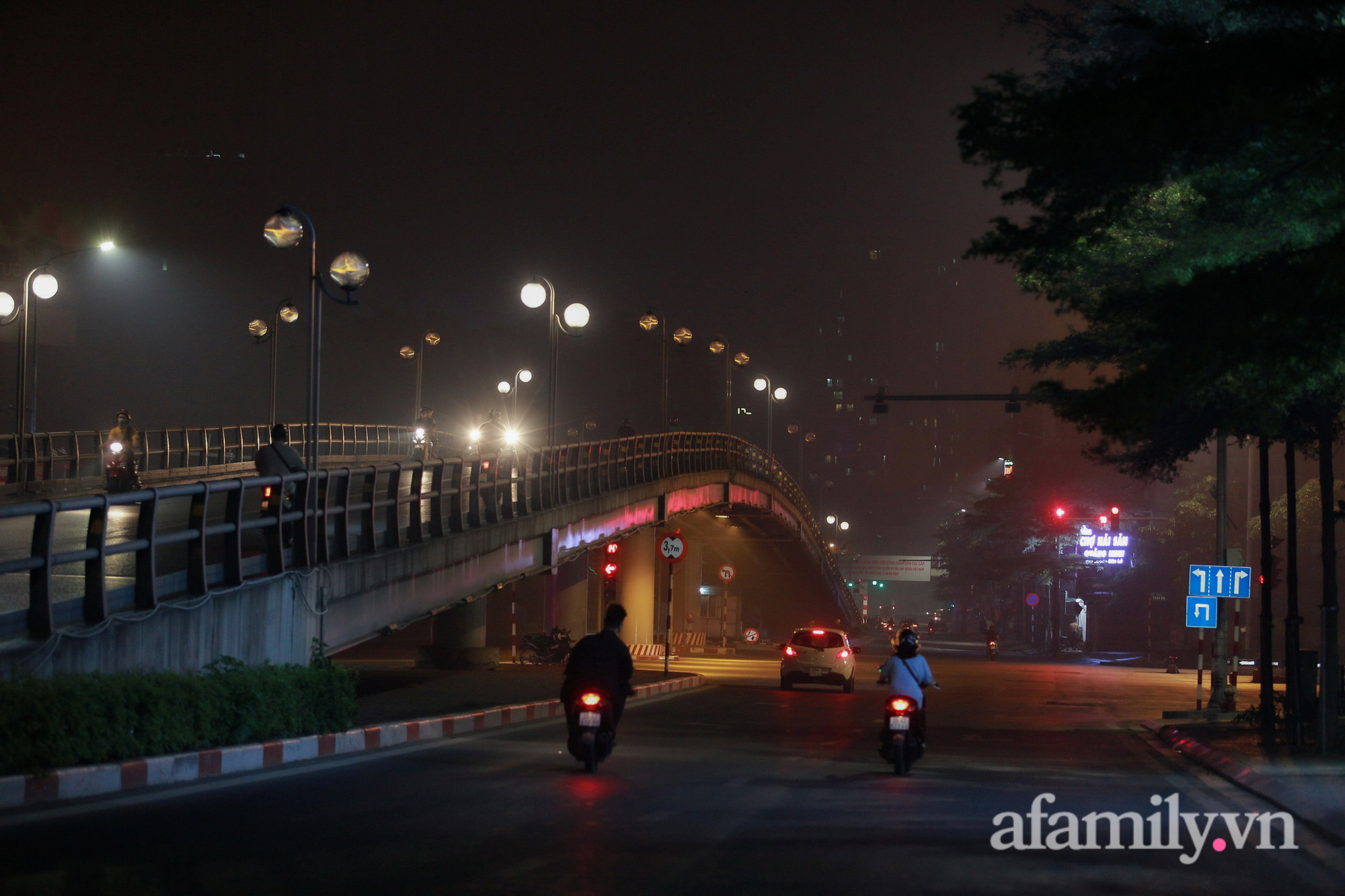 Bầu trời Hà Nội mù mịt giữa đêm khuya  - Ảnh 8.