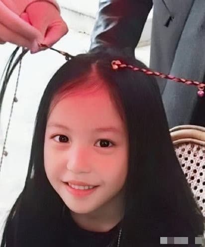 Triệu Vy bị ghét vì lùm xùm lừa đảo nhưng con gái lại được yêu quý: Vì 1 hành động mà dân tình dự đoán sẽ thành công dân tốt - Ảnh 1.