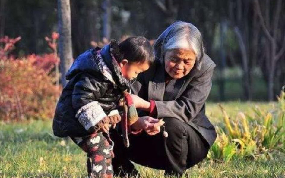 Yêu bà nội hay bà ngoại hơn? Câu trả lời vô tư của cháu trai suýt làm cả nhà lục đục, tâm lý đặc biệt này của trẻ không phải ai cũng hiểu