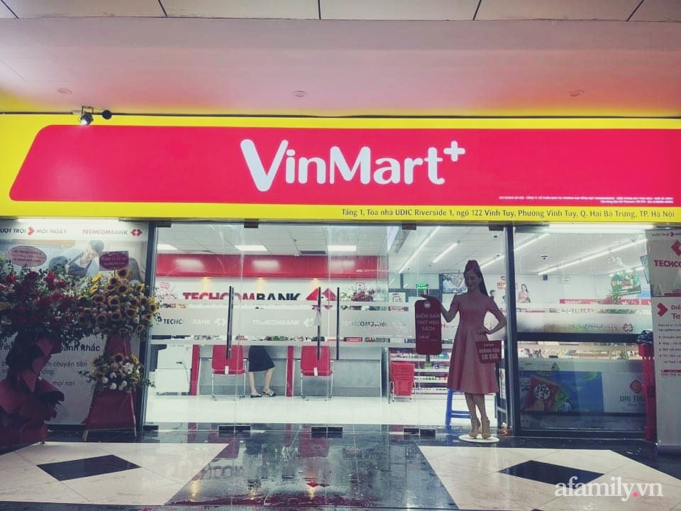 Bên trong cửa hàng VinMart+ với mô hình kết hợp Techcombank và Phúc Long lần đầu tiên xuất hiện tại Hà Nội - Ảnh 1.