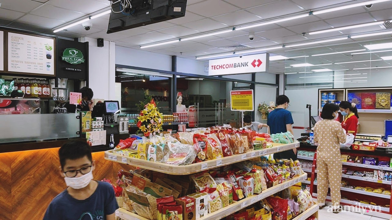 Bên trong cửa hàng VinMart+ với mô hình kết hợp Techcombank và Phúc Long lần đầu tiên xuất hiện tại Hà Nội - Ảnh 2.