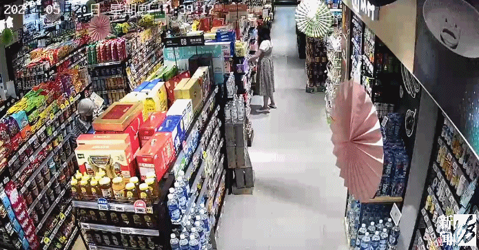 Cô gái vào siêu thị ăn cắp socola chỉ để nếm rồi vứt đi, sau khi bị bắt đã tiết lộ lý do khiến cảnh sát chưng hửng  - Ảnh 1.
