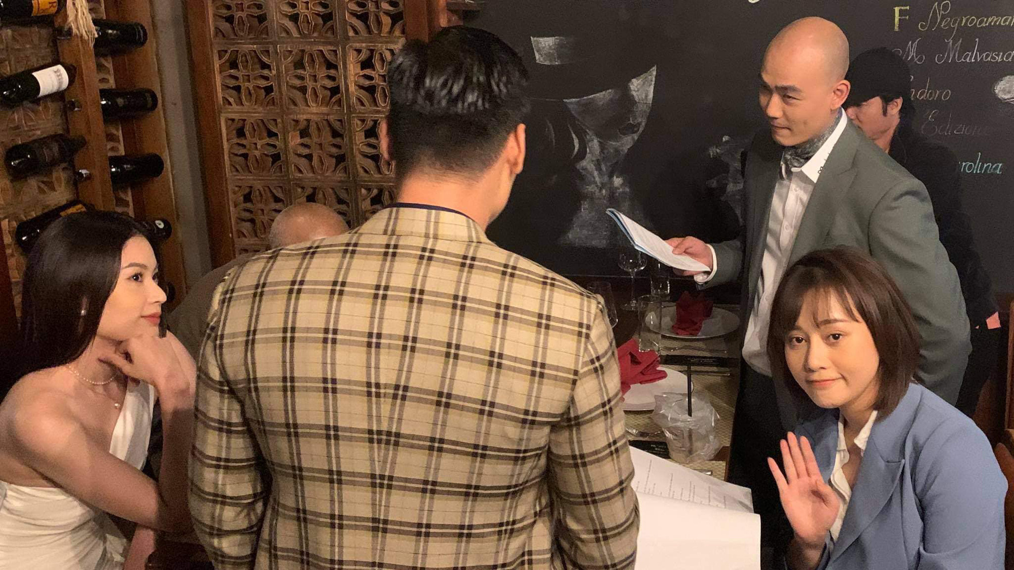 Hương vị tình thân: Lộ loạt cảnh quay của Nam Anh trong vai hôn thê Mạnh Trường, ăn diện đẹp đẽ, sang chảnh ngút trời - Ảnh 4. nam anh, hương vị tình thân