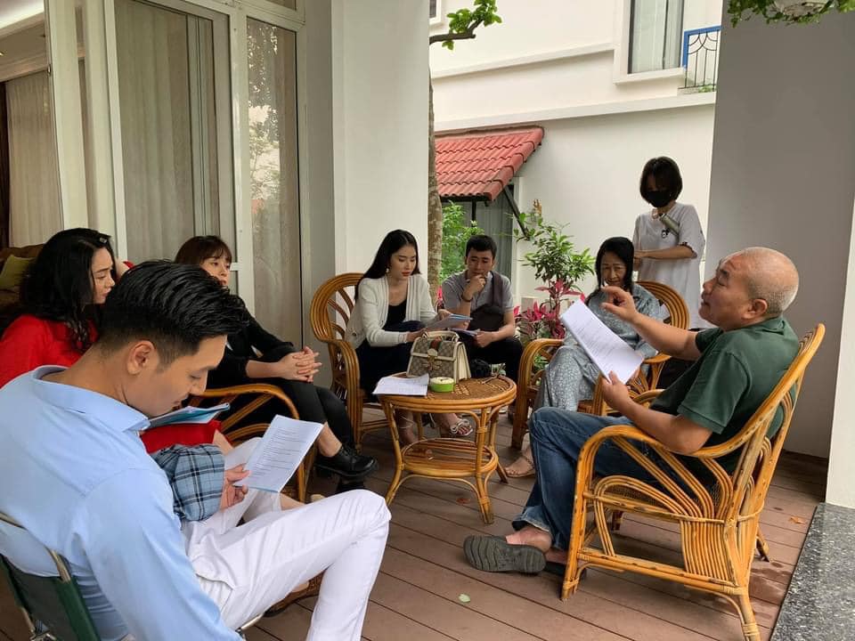 Hương vị tình thân: Lộ loạt cảnh quay của Nam Anh trong vai hôn thê Mạnh Trường, ăn diện đẹp đẽ, sang chảnh ngút trời - Ảnh 5. nam anh, hương vị tình thân