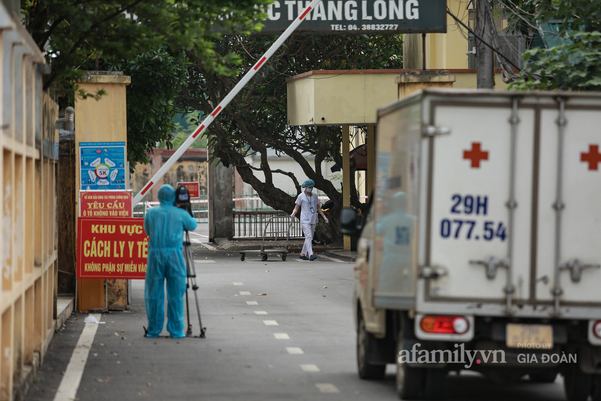 Bệnh viện Bắc Thăng Long tạm thời phong tỏa, dừng tiếp nhận bệnh nhân vì có liên quan đến người phụ nữ bán rau dương tính SARS-CoV-2 trong cộng đồng - Ảnh 9.