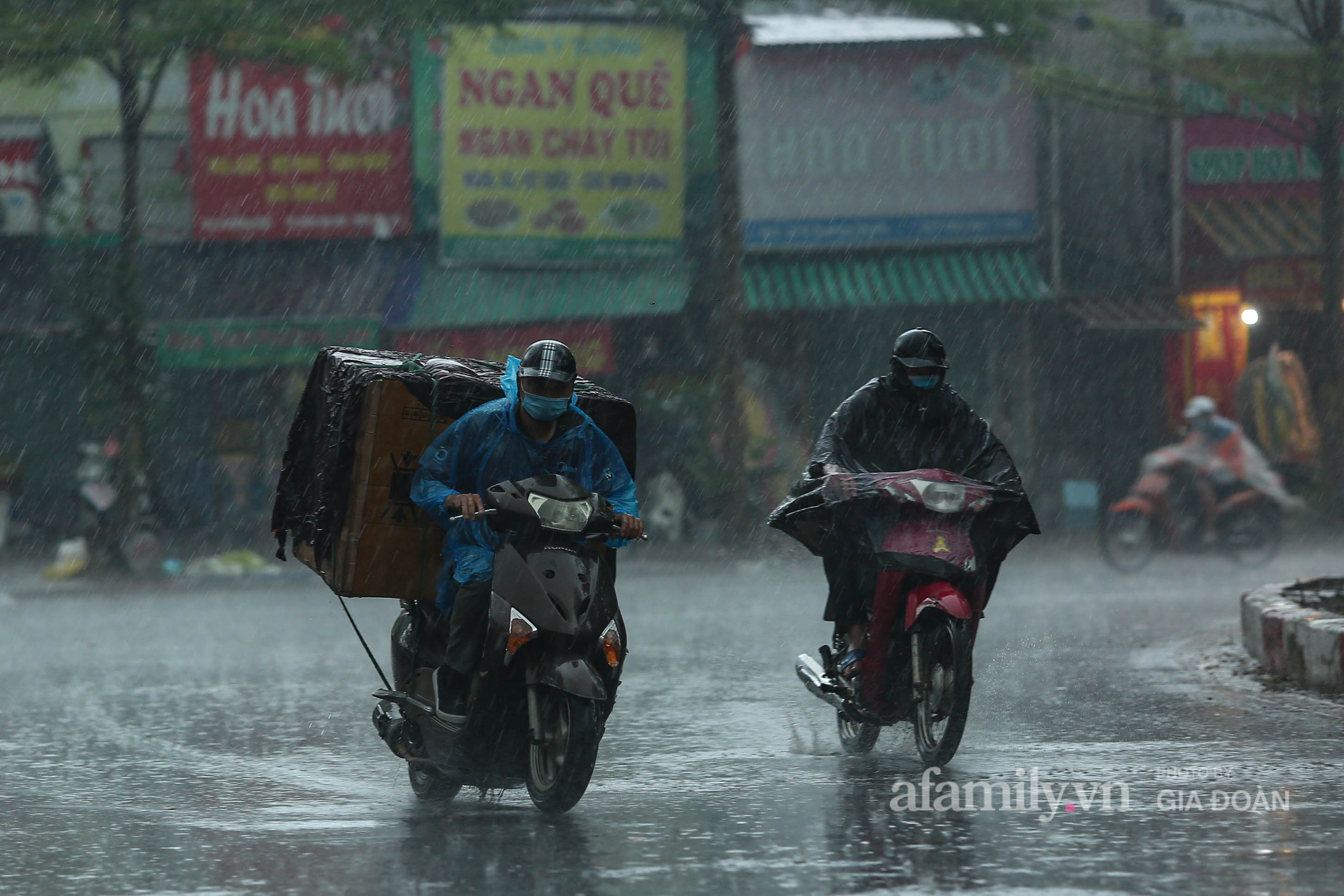 Người Hà Nội chật vật trong cơn mưa tầm tã ngày đầu tuần - Ảnh 1.