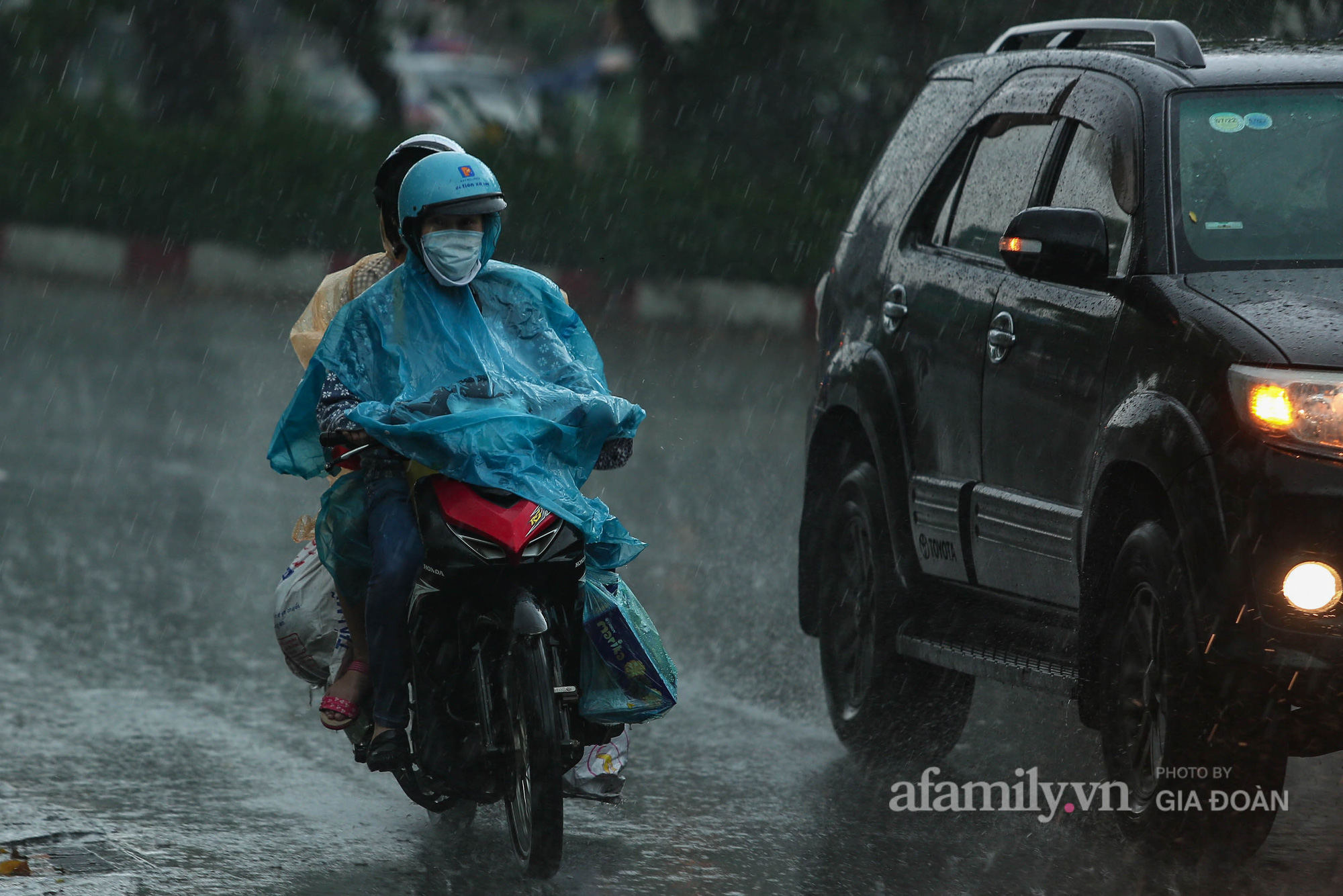 Người Hà Nội chật vật trong cơn mưa tầm tã ngày đầu tuần - Ảnh 2.